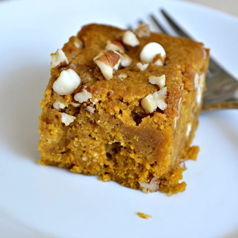 Irresistible pumpkin muffin blondie bars, blending spices, sweetness, and a soft texture.